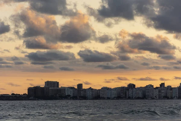 Paisagem do pôr do sol vista da praia de Leme, no Rio de Janeiro, Brasil — Fotografia de Stock