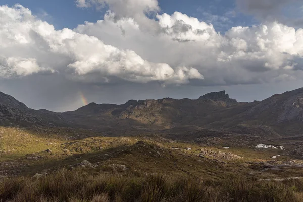 Hermoso paisaje de montañas rocosas en el Parque Itatiaia, Río de Janeiro — Foto de Stock