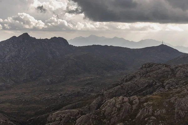 Hermoso paisaje de montañas rocosas en el Parque Itatiaia, Río de Janeiro — Foto de Stock