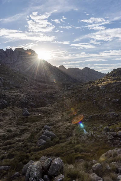 Bela paisagem de montanhas rochosas no Parque Itatiaia, Rio de Janeiro — Fotografia de Stock