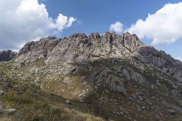 Nádherná krajina Skalnatých hor v parku Itatiaia, Rio de — Stock fotografie