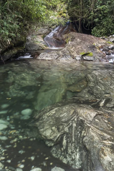 Yağmur ormanlarında güzel nehir havuzu, Serrinha do Alambari, Ri — Stok fotoğraf