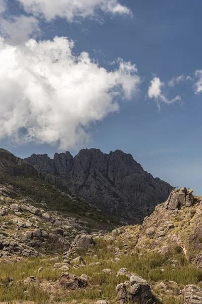 Bela paisagem de montanhas rochosas no Parque Itatiaia, Rio de Janeiro — Fotografia de Stock