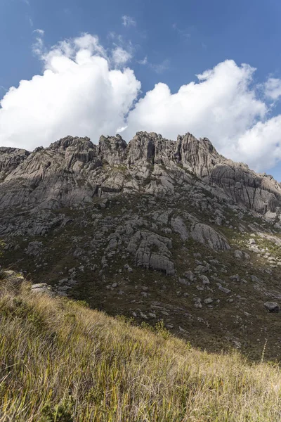 Bela paisagem de montanhas rochosas no Parque Itatiaia, Rio de Janeiro — Fotografia de Stock