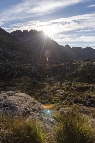 Hermoso paisaje de montañas rocosas en el Parque Itatiaia, Río de Janeiro — Foto de Stock