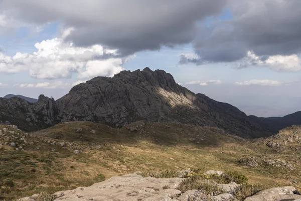 Bela paisagem de montanhas rochosas no Parque Itatiaia, Rio de Janeiro — Fotografia de Stock