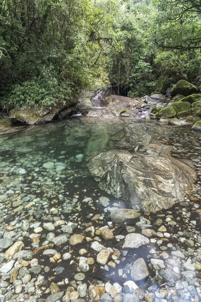 Hermosa piscina de río en la selva tropical, Serrinha do Alambari, Ri — Foto de Stock