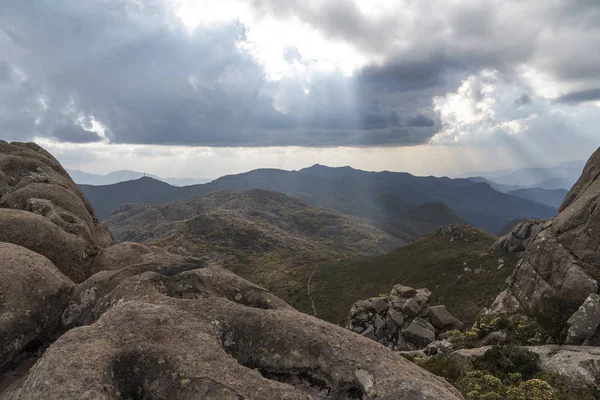 Bela paisagem de montanhas rochosas no Parque Itatiaia, Rio de Janeiro — Fotografia de Stock