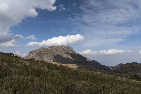 Hermoso paisaje de montañas rocosas en el Parque Itatiaia, Río de Janeiro — Foto de Stock