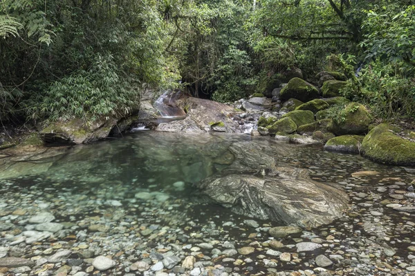 Bela piscina fluvial na floresta tropical, Serrinha do Alambari, Ri — Fotografia de Stock