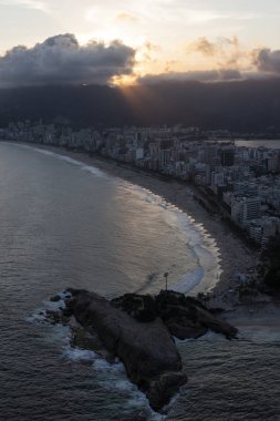 Helikopterden şehir ve okyanus kıyısına havadan görünüm, Rio de Jane