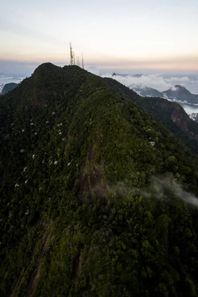 Vista aérea de helicóptero para as montanhas na Floresta da Tijuca, Rio d — Fotografia de Stock