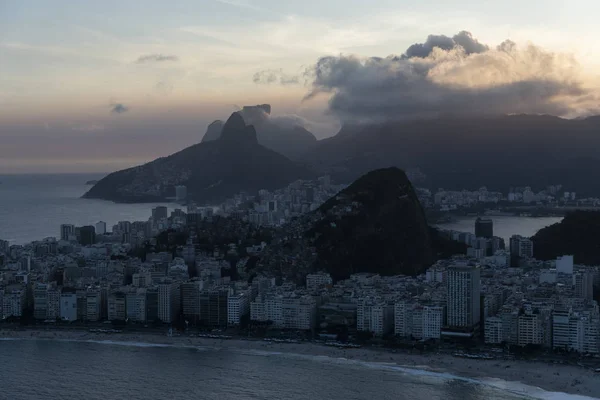 Vista aérea desde helicóptero a la playa de Copacabana, ciudad y mo — Foto de Stock