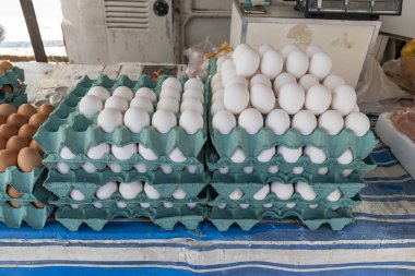 Botafogo, Rio de Janeiro sokak pazarında satılık taze yumurta