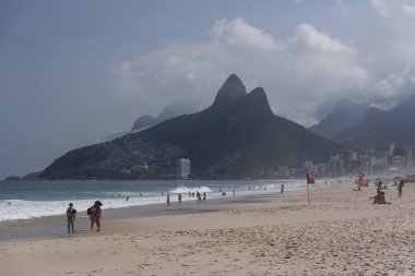 Ipanema Beach, Ri okyanus, kum çizgisi ve dağlara bakış