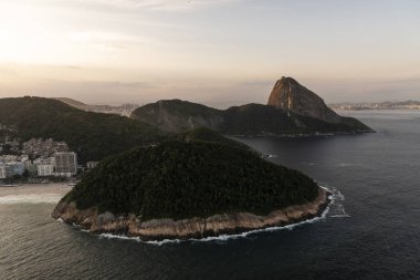 Helikopterden Sugar Loaf dağına havadan görünüm, Rio de J