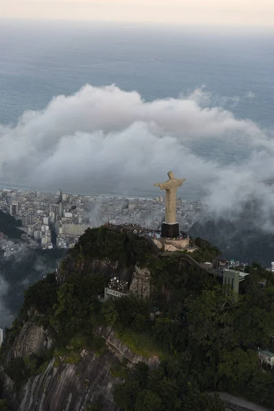 Mou üzerinde Kurtarıcı Heykeli Mesih'e helikopterden havadan görünümü — Stok fotoğraf