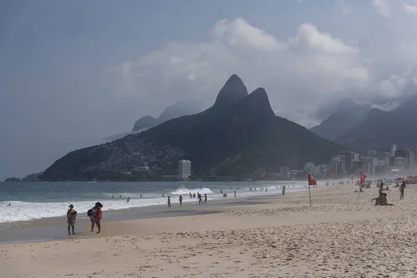 Blick auf das Meer, die Sandlinie und die Berge vom Strand von Ipanema, — Stockfoto