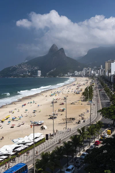 Widok na ocean, sandline i góry z Ipanema Beach, RI — Zdjęcie stockowe