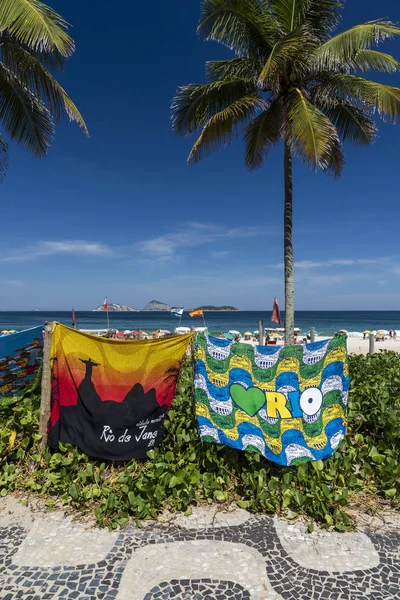 Brasil toallas temáticas en venta en Ipanema Beach shore, Rio de Jan — Foto de Stock