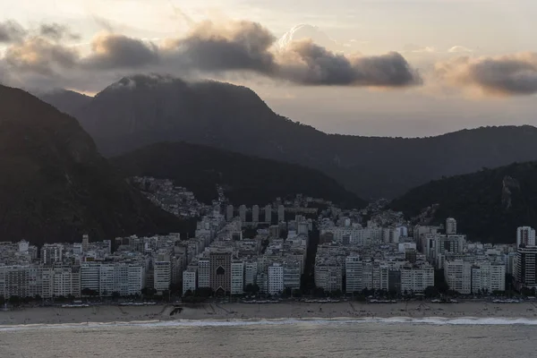 Vista aérea desde helicóptero a la playa de Copacabana, ciudad y mo — Foto de Stock