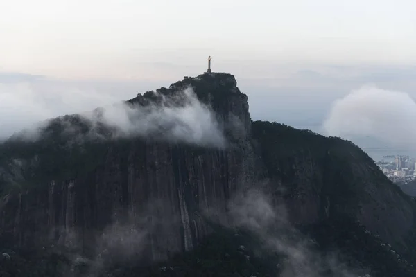 Luchtfoto van helikopter naar Christus de Verlosser standbeeld op MOU — Stockfoto