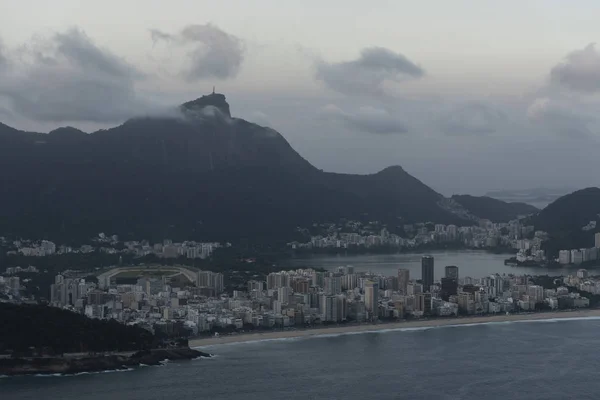 Vista aérea desde helicóptero a edificios de la ciudad de Leblon, montañas — Foto de Stock