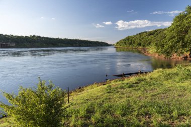 Foz do Iguaçu, Para'daki Parana Nehri'ne güzel manzara manzarası
