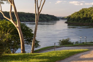 Foz do Iguaçu, Para'daki Parana Nehri'ne güzel manzara manzarası