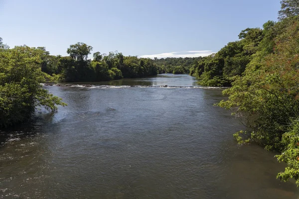 Río Iguazú en la verde selva atlántica, Cataratas del Iguazú, Puerto — Foto de Stock