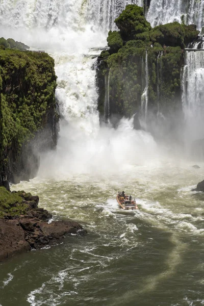 Bellissimo paesaggio di grande cascata incastonata sulla verde pioggia atlantica — Foto Stock