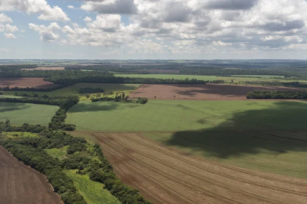 Vista aérea desde la ventana del avión a los campos de agricultura verde en — Foto de Stock