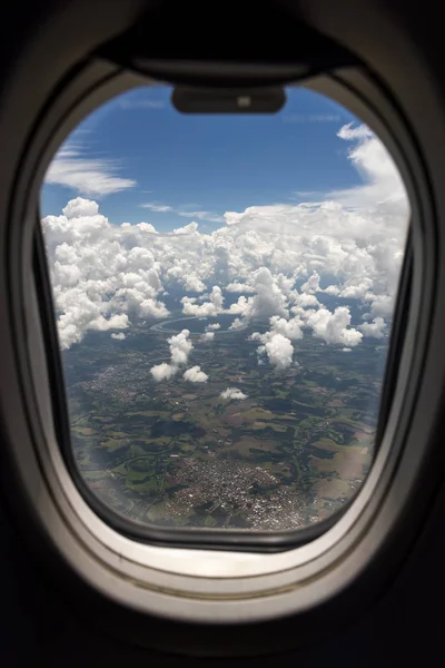 Uçak pencere çerçevesinden güzel bulutlara havadan görünüm ve — Stok fotoğraf