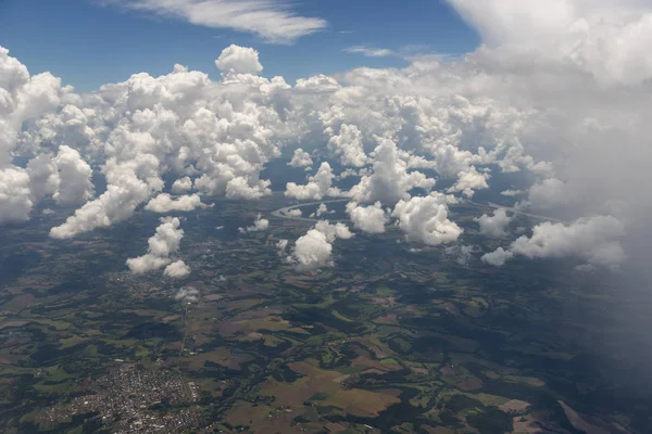 Vista aérea da janela do avião para belas nuvens e campos — Fotografia de Stock