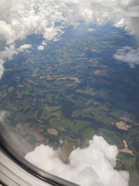 Vista aérea da janela do avião para belas nuvens e campos — Fotografia de Stock