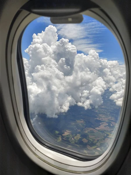 Vista aérea da moldura da janela do avião para belas nuvens e f — Fotografia de Stock