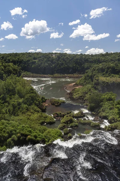 Hermoso paisaje de gran cascada ambientado en verde lluvia atlántica — Foto de Stock