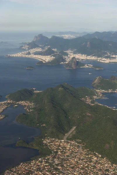 Vista aérea de la ciudad, montañas verdes y el Océano Atlántico — Foto de Stock