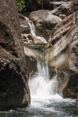 Serrinha şelale üzerinde yıkanan adam, Rio de Janeiro, Brezilya