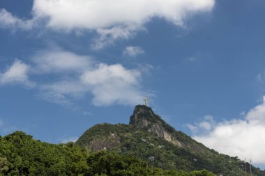İsa Kurtarıcı Heykeli yeşil ormanlık Corcovado Mo üstüne