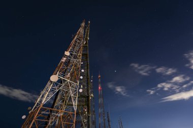 Tij Sumaré Dağı'nın tepesinde gece radyo ve tv antenleri