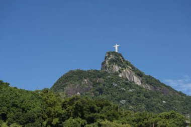 İsa Kurtarıcı Heykeli yeşil ormanlık Corcovado Mo üstüne