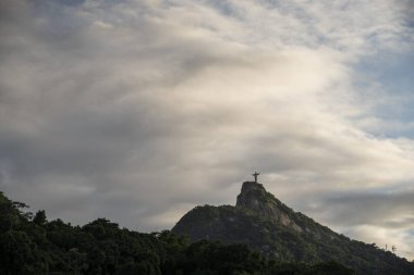 Kıç ile Corcovado Dağı'nın tepesinde Kurtarıcı Heykeli Mesih