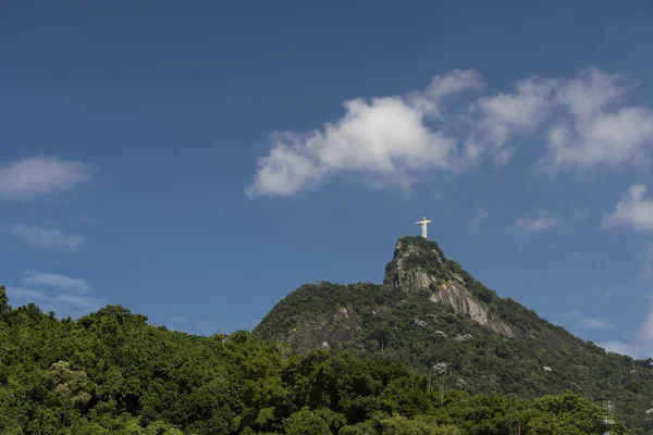 Krisztus a Megváltó szobor tetején zöld erdős Corcovado Mo — Stock Fotó