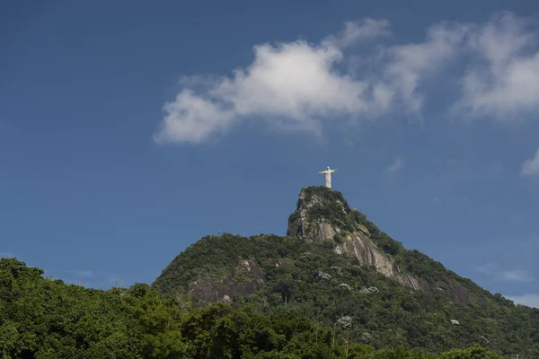 Christus de Verlosser standbeeld op de top van de groene beboste Corcovado mo — Stockfoto