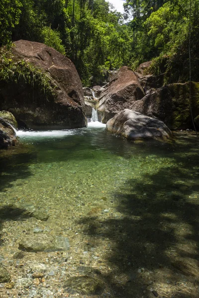 Bella foresta pluviale paesaggio fluviale a Serrinha, Rio de Janeiro — Foto Stock