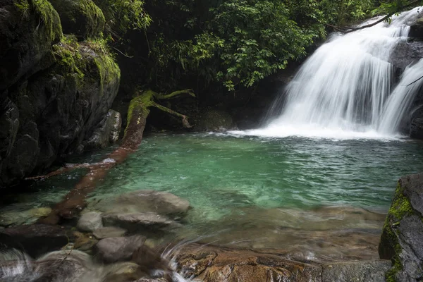 Hermoso paisaje de agua cristalina río y cascada i — Foto de Stock