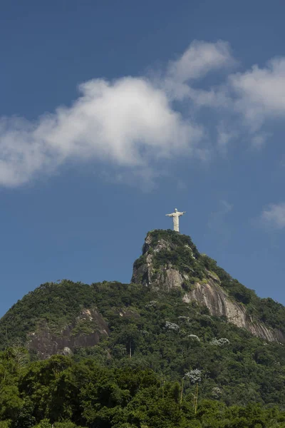 Το άγαλμα του Χριστού Λυτρωτή στην κορυφή του πράσινου δασωμένων Κορκοβάντο Μο — Φωτογραφία Αρχείου