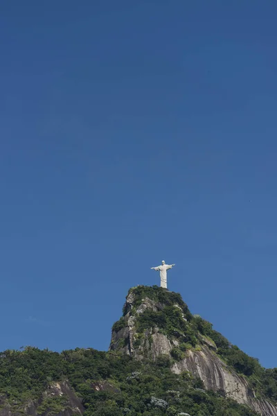 Estatua de Cristo Redentor sobre el verde bosque Corcovado Mo —  Fotos de Stock