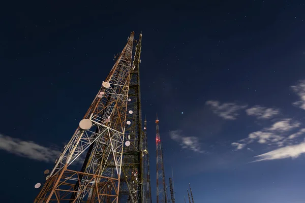 Radio e antenne TV di notte in cima al monte Sumaré a Tij — Foto Stock